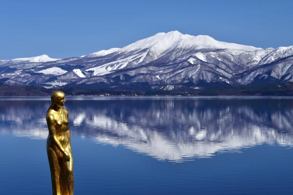 田沢湖とたつこ像