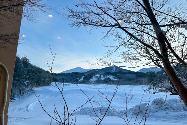 青く澄んだ朝の雪景色（田沢湖レイクリゾートホテルより）