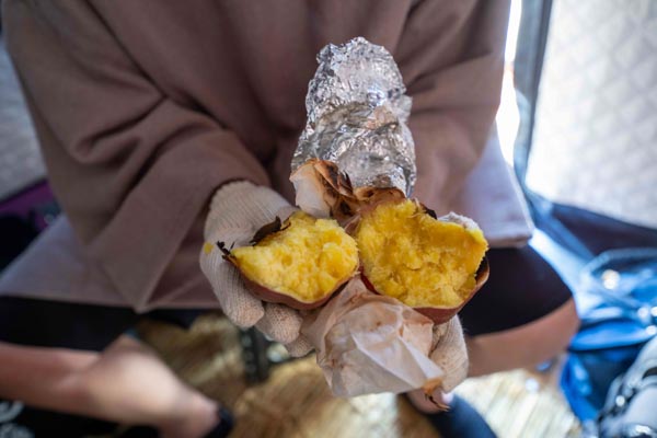 ストーブを囲んで食べる焼き芋が最高に美味しい！